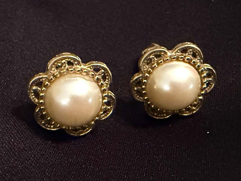 Vintage 1940s Faux Pearl Filigree Flower Screw Back Earrings Gold Tone 3/4"